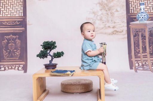 伊犁哈萨克宝宝眼睛肿是什么原因